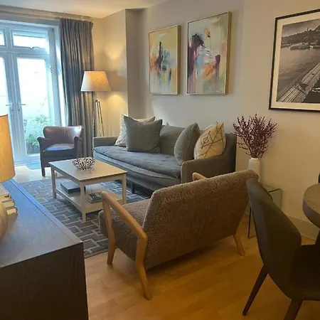 2 Bedroom Apartment Just Off Kings Road